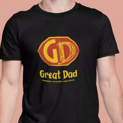 Model prezentujący czarną koszulkę z nadrukiem Great Dad i personalizacją