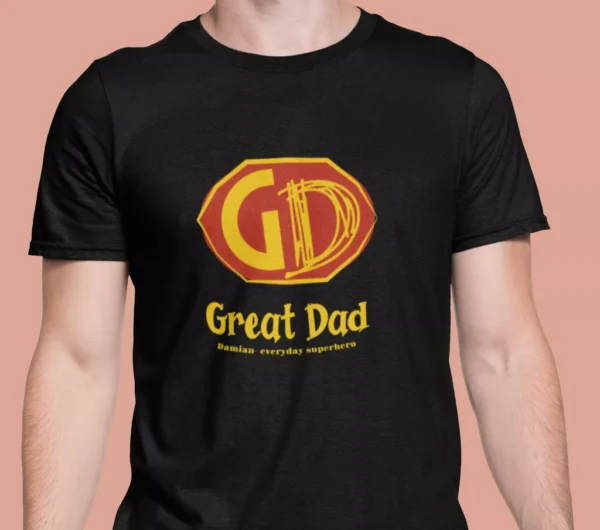 Model prezentujący czarną koszulkę z nadrukiem Great Dad i personalizacją