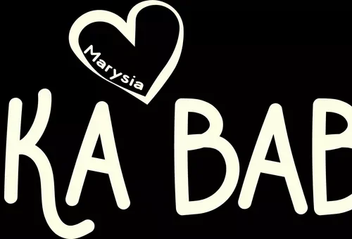 Grafika z napisem Boska Babcia i personalizowanym sercem na czarnym tle