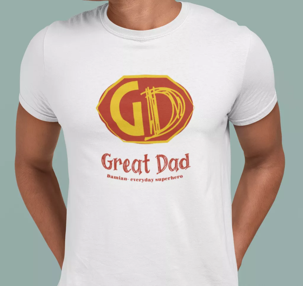 Mężczyzna w białej koszulce z personalizowanym nadrukiem dla taty
