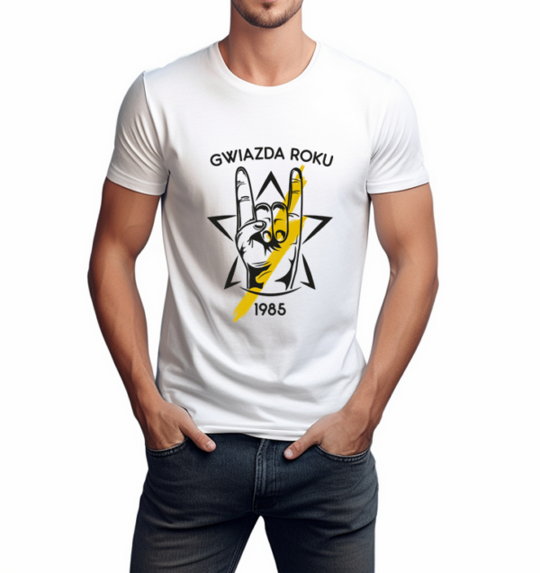 Mężczyzna w białej koszulce z nadrukiem „GWIAZDA ROKU 1985”. Grafika przedstawia rękę w geście „rock on” (diabelskie rogi) na tle gwiazdy. Koszulka w rockowym stylu, idealna jako prezent urodzinowy z możliwością personalizacji roku.