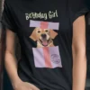 Kobieta w czarnej koszulce z dużym nadrukiem psa i napisem Birthday Girl z przodu