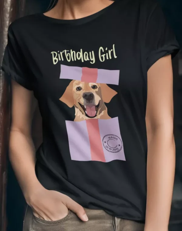 Kobieta w czarnej koszulce z dużym nadrukiem psa i napisem Birthday Girl z przodu