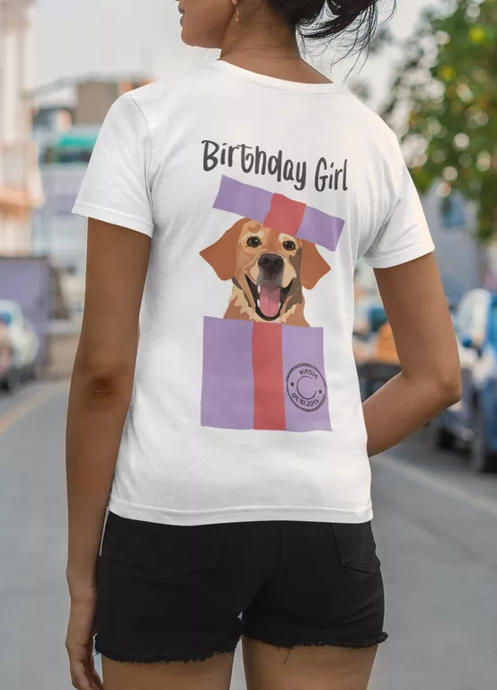 Widok od tyłu na białą koszulkę z dużym nadrukiem labradora i personalizacją