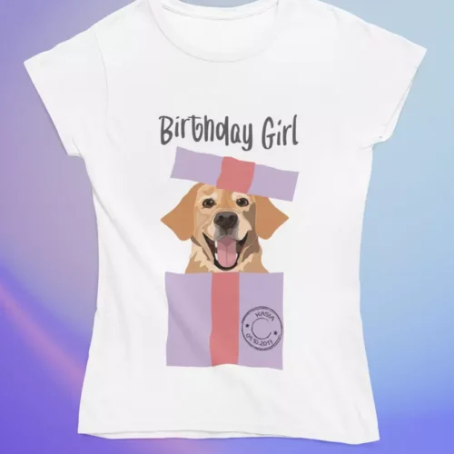 Kobieta prezentująca przód białej koszulki z grafiką labradora