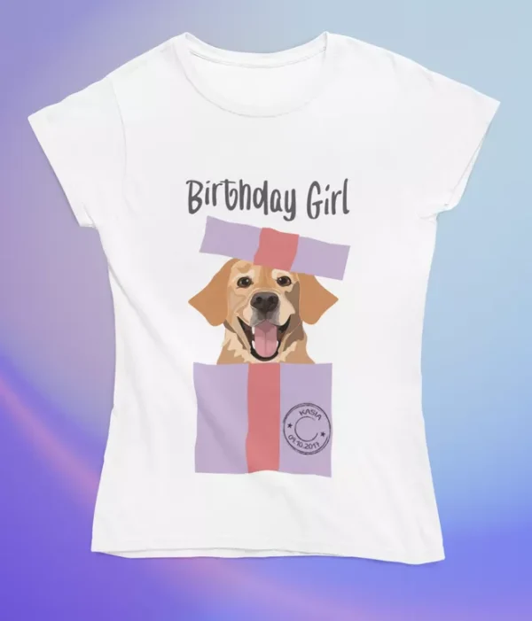 Kobieta prezentująca przód białej koszulki z grafiką labradora