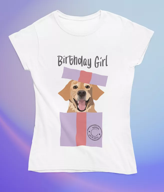 Kobieta prezentująca przód białej koszulki z grafiką labradora