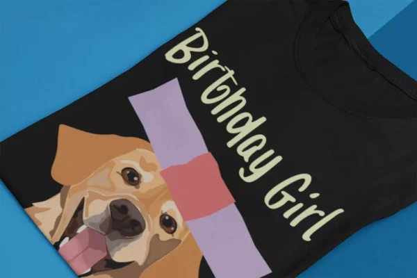 Szczegółowy widok nadruku z labradorem na czarnym materiale koszulki