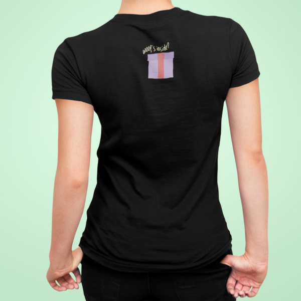 Widok od tyłu na czarną koszulkę z małym nadrukiem prezentu pod karkiem