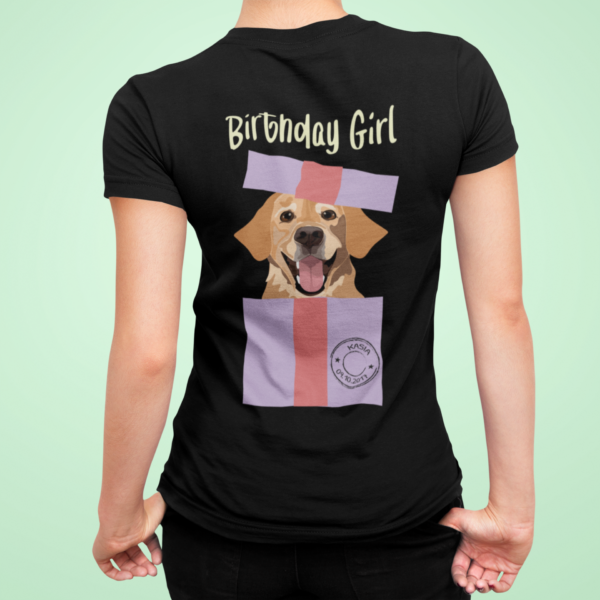 Duży nadruk labradora i napis Birthday Girl na plecach czarnej koszulki