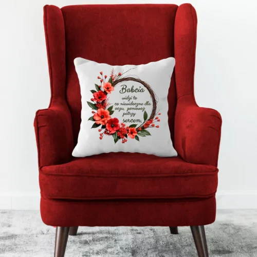 Makowy Wianek – Poduszka 40x40 cm Dla Babci która opiera się na czerwonym fotelu jako dekoracja