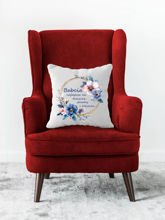 Poduszka z kwiatowym wiankiem leżąca na fotelu jako dekoracja domowa