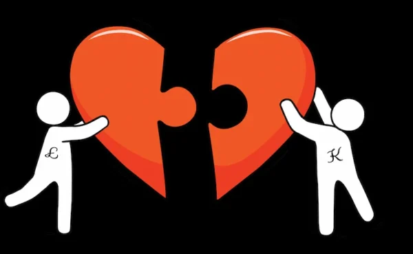 Zbliżenie na grafikę z dwoma postaciami trzymającymi połówki czerwonego serca w kształcie puzzli, z personalizowanymi inicjałami na czarnym tle. Idealny motyw dla zakochanych.