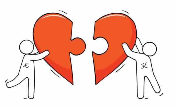 Grafika z dwoma postaciami trzymającymi połówki czerwonego serca w kształcie puzzli, z personalizowanymi inicjałami, na białym tle. Wzór idealny na koszulki dla par.