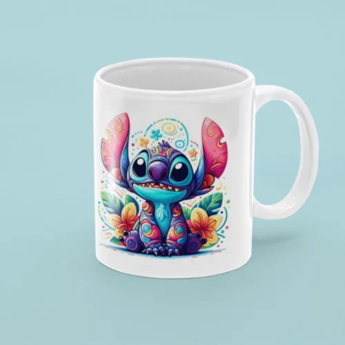 Kubek przedstawia piękną, bajkową grafikę popularnej postaci Stitcha, wzbogaconą o żywe, kolorowe wzory i tropikalne kwiaty. Grafika jest szczegółowa, wykonana w stylu artystycznym z jasnymi, intensywnymi barwami, które zachwycą każdego miłośnika tej kultowej postaci.
