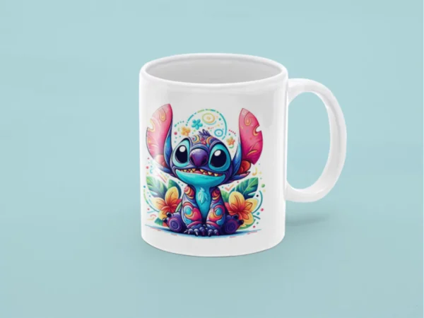 Kubek przedstawia piękną, bajkową grafikę popularnej postaci Stitcha, wzbogaconą o żywe, kolorowe wzory i tropikalne kwiaty. Grafika jest szczegółowa, wykonana w stylu artystycznym z jasnymi, intensywnymi barwami, które zachwycą każdego miłośnika tej kultowej postaci.
