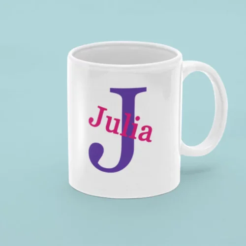 Kubek przedstawia piękną, bajkową grafikę popularnej postaci Stitcha, wzbogaconą o żywe, kolorowe wzory i tropikalne kwiaty. Grafika jest szczegółowa, wykonana w stylu artystycznym z jasnymi, intensywnymi barwami, które zachwycą każdego miłośnika tej kultowej postaci.