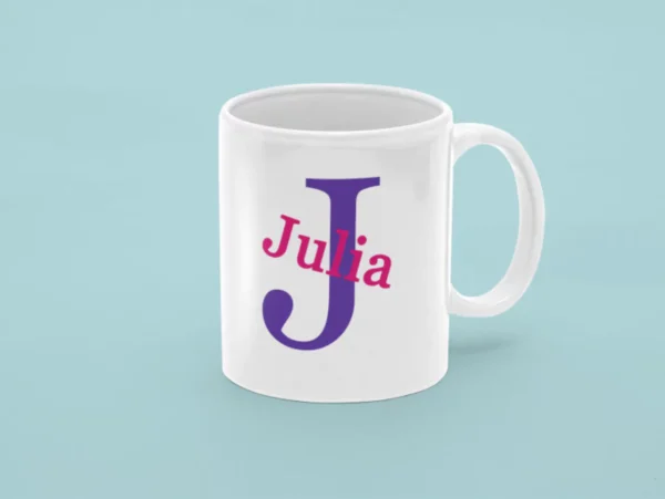 Kubek przedstawia piękną, bajkową grafikę popularnej postaci Stitcha, wzbogaconą o żywe, kolorowe wzory i tropikalne kwiaty. Grafika jest szczegółowa, wykonana w stylu artystycznym z jasnymi, intensywnymi barwami, które zachwycą każdego miłośnika tej kultowej postaci.