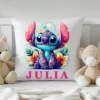 Personalizowana poduszka z kolorowym nadrukiem Stitch, imieniem "Julia" i tropikalnym motywem kwiatowym. Poduszka umieszczona na dziecięcym łóżku w otoczeniu pluszowych misiów.