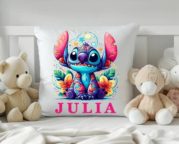 Personalizowana poduszka z kolorowym nadrukiem Stitch, imieniem "Julia" i tropikalnym motywem kwiatowym. Poduszka umieszczona na dziecięcym łóżku w otoczeniu pluszowych misiów.