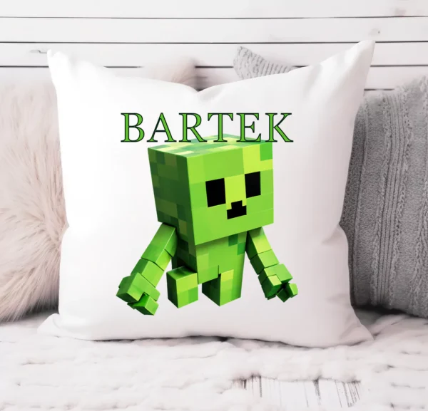 Personalizowana poduszka z zieloną, pikselową postacią w stylu Minecraft i imieniem "Bartek" na białym tle, ułożona na łóżku w otoczeniu szarych i puszystych poduszek.