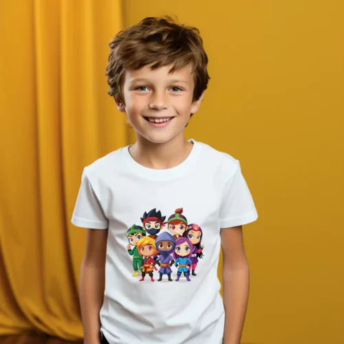 Chłopiec w białej koszulce z nadrukiem drużyny kolorowych ninja, na tle żółtej zasłony, uśmiechnięty i radosny.