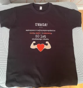 Koszulka Urodzinowa Chodzący Ideał - Twój Wiek - Śmieszny Prezent dla Faceta 18-99 Lat