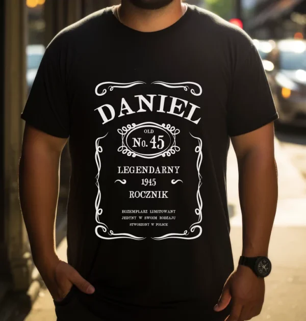 Mężczyzna w personalizowanej koszulce urodzinowej z grafiką przypominającą populerne whisky. Na koszulce widnieje imię Daniel i jego rok urodzenia