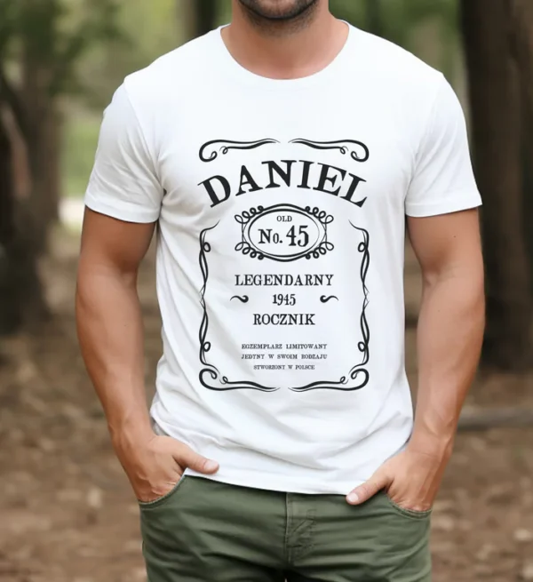 Mężczyzna w personalizowanej koszulce urodzinowej z grafiką przypominającą populerne whisky. Na koszulce widnieje imię Daniel i jego rok urodzenia