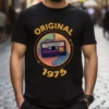 Mężczyzna w personalizowanej koszulce urodzinowej, koszulka posiada grafikę kasety i napisem original 1975