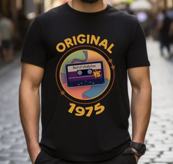 Mężczyzna w personalizowanej koszulce urodzinowej, koszulka posiada grafikę kasety i napisem original 1975