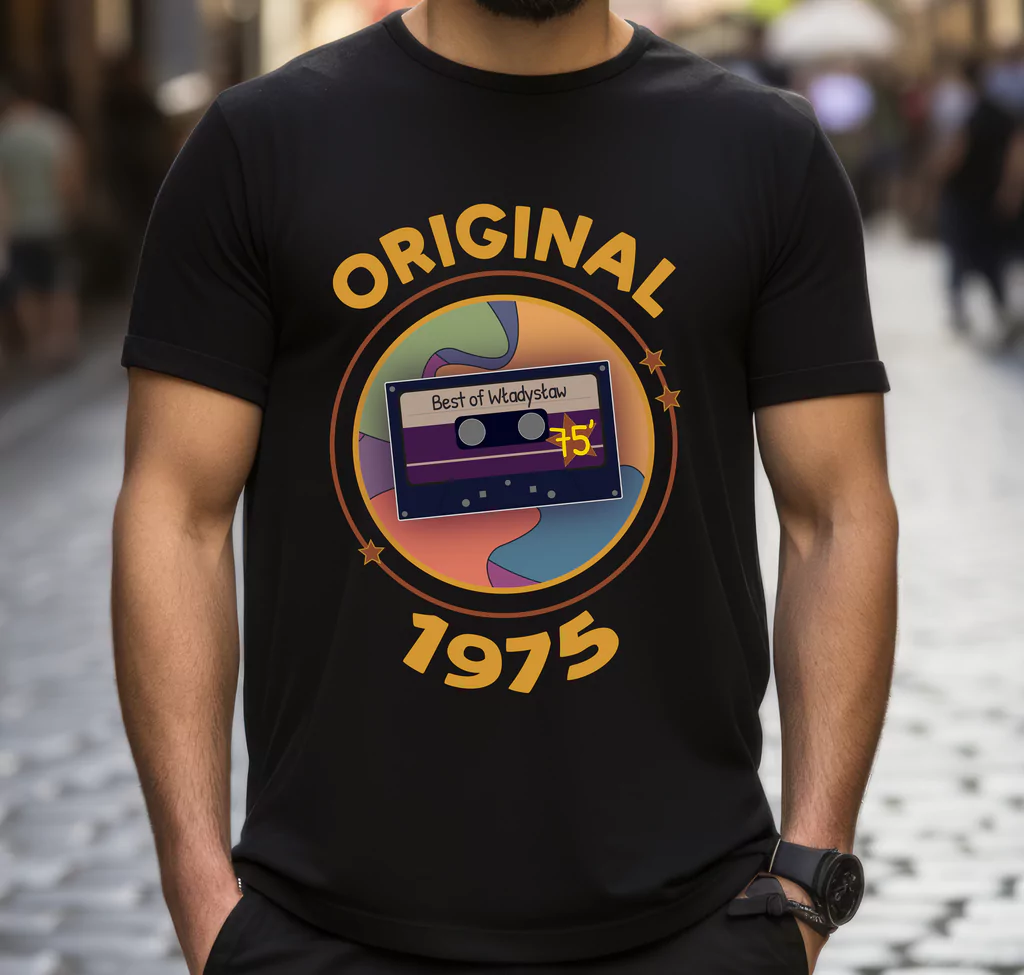 Mężczyzna w personalizowanej koszulce urodzinowej, koszulka posiada grafikę kasety i napisem original 1975