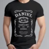 Mężczyzna w personalizowanej koszulce urodzinowej z grafiką przypominającą populerne whisky. Na koszulce widnieje imię Daniel i jego rok urodzenia
