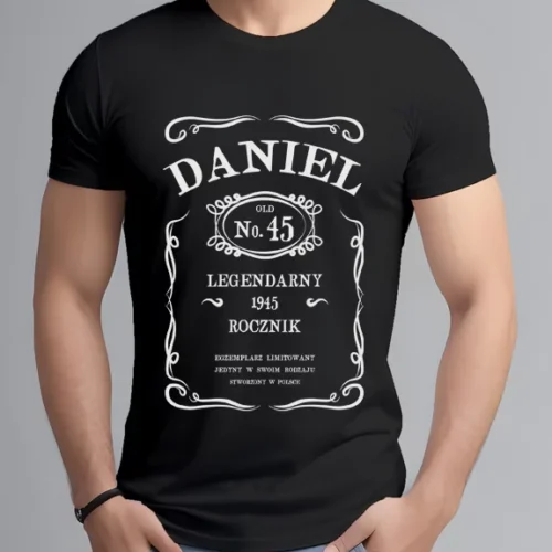 Mężczyzna w personalizowanej koszulce urodzinowej z grafiką przypominającą populerne whisky. Na koszulce widnieje imię Daniel i jego rok urodzenia