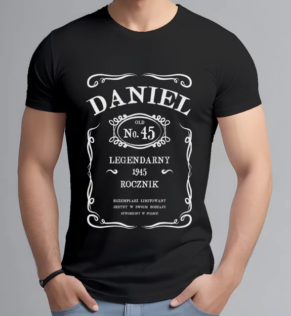 Mężczyzna w personalizowanej koszulce urodzinowej z grafiką przypominającą populerne whisky. Na koszulce widnieje imię Daniel i jego rok urodzenia