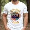 Mężczyzna w personalizowanej koszulce urodzinowej, koszulka posiada grafikę kasety i napisem original 1975
