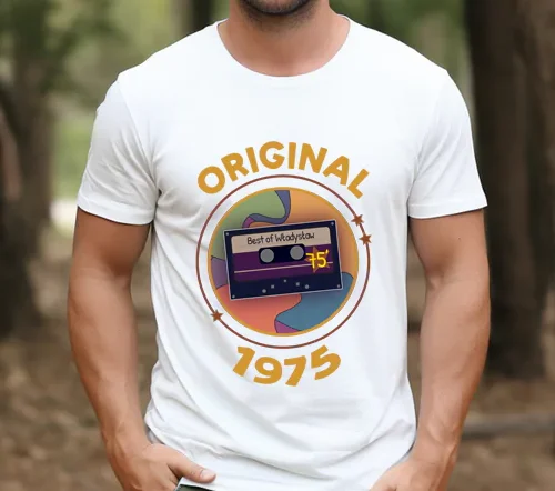 Mężczyzna w personalizowanej koszulce urodzinowej, koszulka posiada grafikę kasety i napisem original 1975
