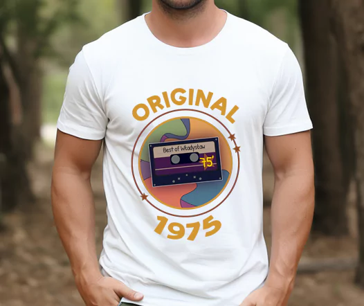 Mężczyzna w personalizowanej koszulce urodzinowej, koszulka posiada grafikę kasety i napisem original 1975