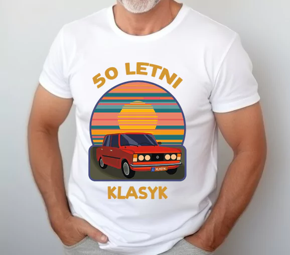 Mężczyzna w koszulce przedstawiającej klasyczny samochód fiata 125p