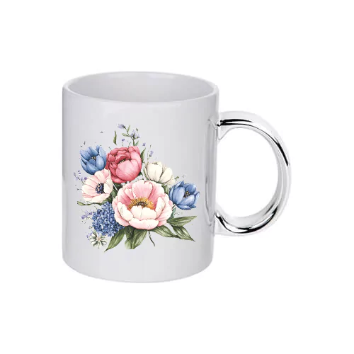 Biały ceramiczny kubek z nadrukiem kwiatów i srebrnym uchem.