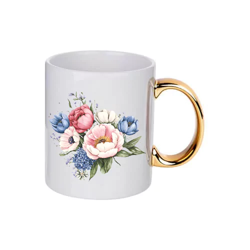 Biały ceramiczny kubek z bukietem kwiatów i złotym uchem.