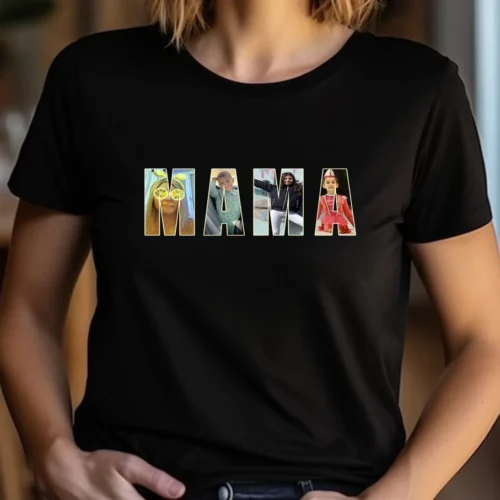 Personalizowana koszulka dla mamy z napisem „MAMA” wypełnionym zdjęciami dzieci i rodziny, prezentowana na czarnym t-shircie noszonym przez kobietę.