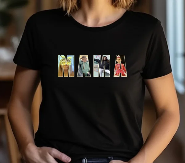 Personalizowana koszulka dla mamy z napisem „MAMA” wypełnionym zdjęciami dzieci i rodziny, prezentowana na czarnym t-shircie noszonym przez kobietę.
