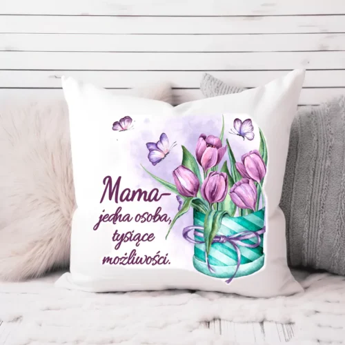 Poduszka dekoracyjna z napisem „Mama – jedna osoba, tysiące możliwości”, ozdobiona fioletowymi tulipanami i motylami, na białym tle.