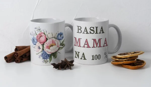 Personalizowany kubek dla Mamy z kwiatami i napisem "[Imię] Mama na 100%", dostępny z białym, złotym lub srebrnym uchem.