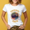 Koszulka damska biała z grafiką kasety i napisem Original 1975 oraz imieniem do personalizacji.