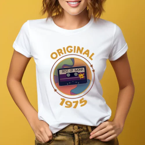 Koszulka damska biała z grafiką kasety i napisem Original 1975 oraz imieniem do personalizacji.