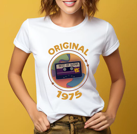 Koszulka damska biała z grafiką kasety i napisem Original 1975 oraz imieniem do personalizacji.