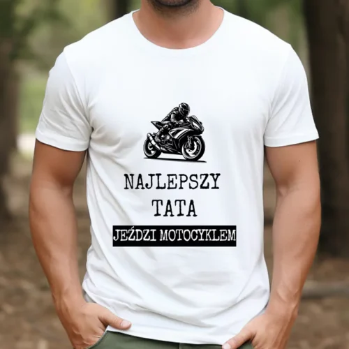 Koszulka męska biała z nadrukiem motocyklisty i napisem Najlepszy Tata jeździ motocyklem.