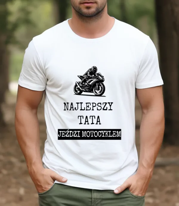 Koszulka męska biała z nadrukiem motocyklisty i napisem Najlepszy Tata jeździ motocyklem.